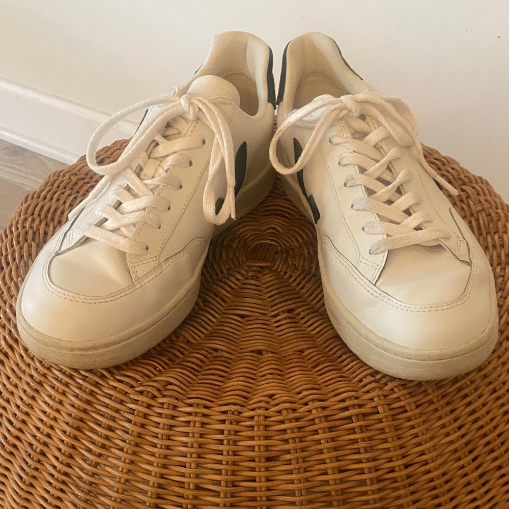 Veja Men's/Women’s White and Black Sneakers